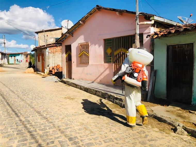 Prefeitura de Jitaúna realizou a desinfecção nas ruas do Bairro Primavera contra o coronavírus