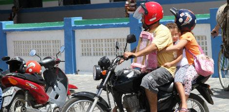 Novo Código de Trânsito proíbe transportar crianças menores de 10 anos em motocicletas