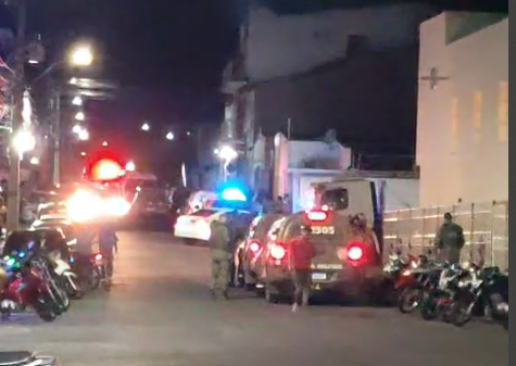 Jovem sofre atentado a tiros no bairro Joaquim Romão em Jequié; outras duas pessoas foram baleadas Jovem sofre atentado a tiros no bairro Joaquim Romão em Jequié; outras duas pessoas foram baleadas