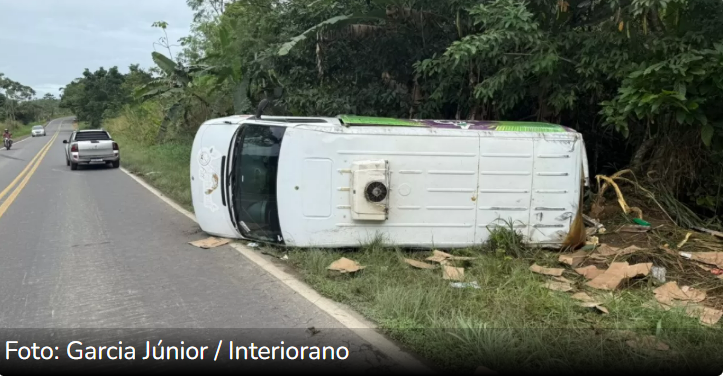 Ubatã: Populares saqueiam carga de frangos espalhada na pista após caminhão capotar na BR-330 Ubatã: Populares saqueiam carga de frangos espalhada na pista após caminhão capotar na BR-330