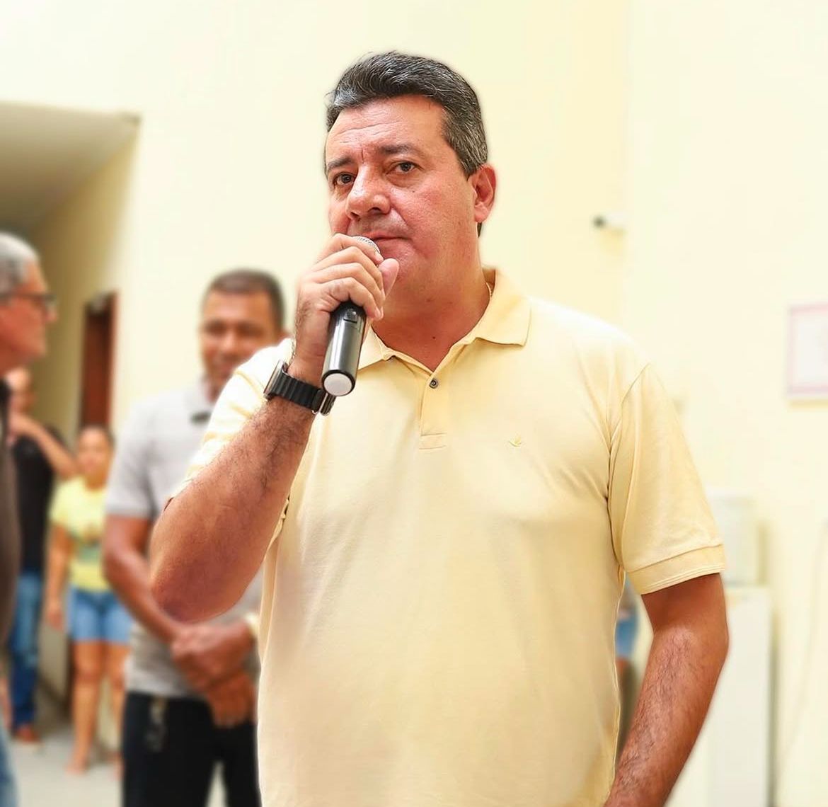 Prefeito de São Domingos utiliza bens públicos para promoção pessoal Prefeito de São Domingos utiliza bens públicos para promoção pessoal