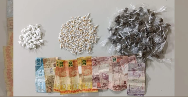 Três indivíduos presos por tráfico de drogas e homicídios no Entroncamento de Jaguaquara Três indivíduos presos por tráfico de drogas e homicídios no Entroncamento de Jaguaquara