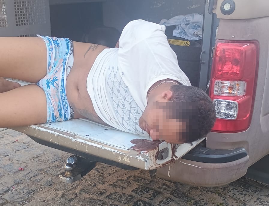 Ladrão é linchado por populares após furto em residência em Jequié Ladrão é linchado por populares após furto em residência em Jequié