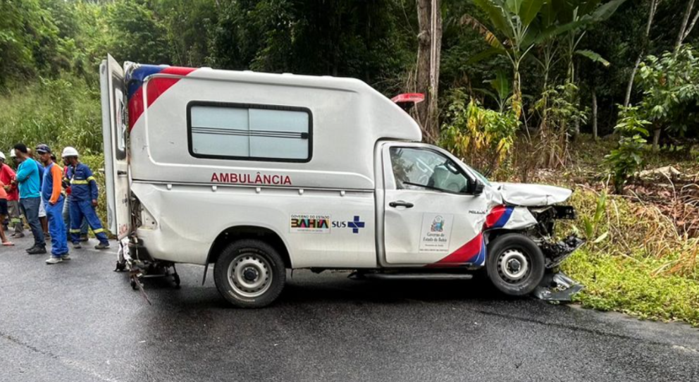 Colisão entre ambulância e caminhão deixa feridos na BA-650, entre Ipiaú e Ibirataia