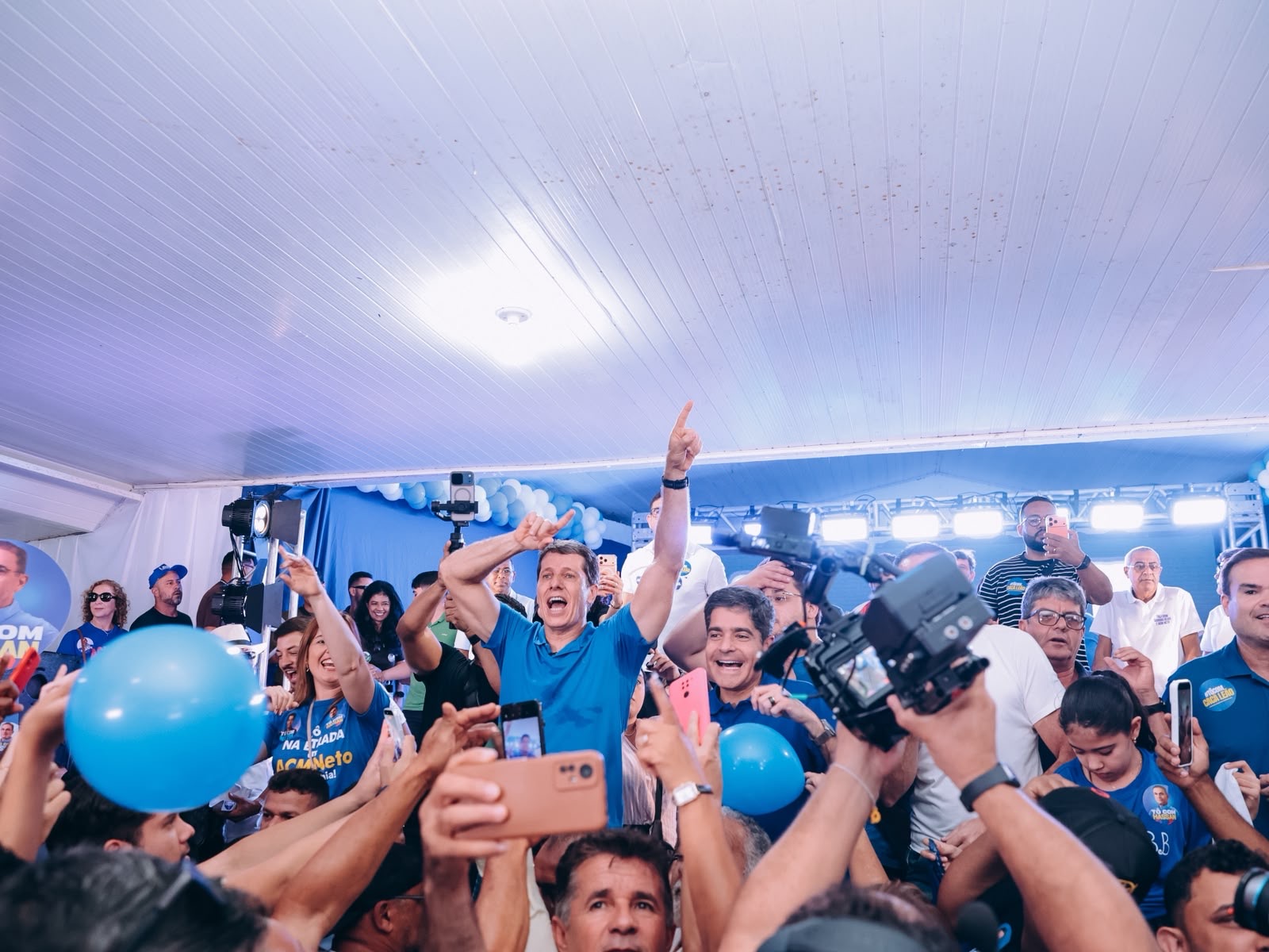 Multidão marca evento em Jaguaquara e Zé Cocá recebe ACM Neto com demonstração de força política