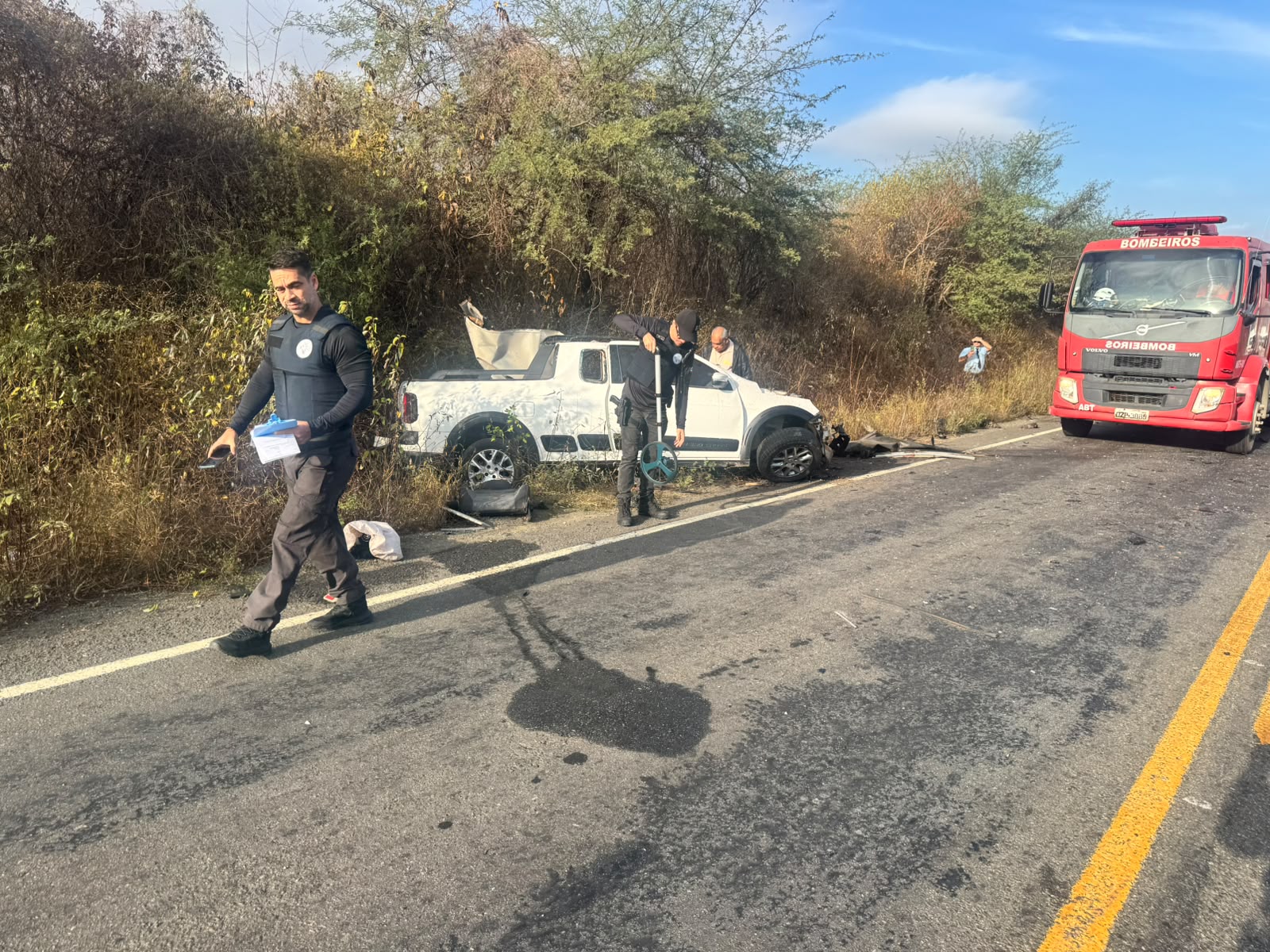 Colisão frontal entre ônibus da Emtram e Saveiro deixa um morto e uma ferida na BA-026