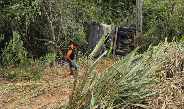 Caminhão carregado com paralelepípedos tomba e cai em ribanceira na BA-547, entre Jequié e Apuarema