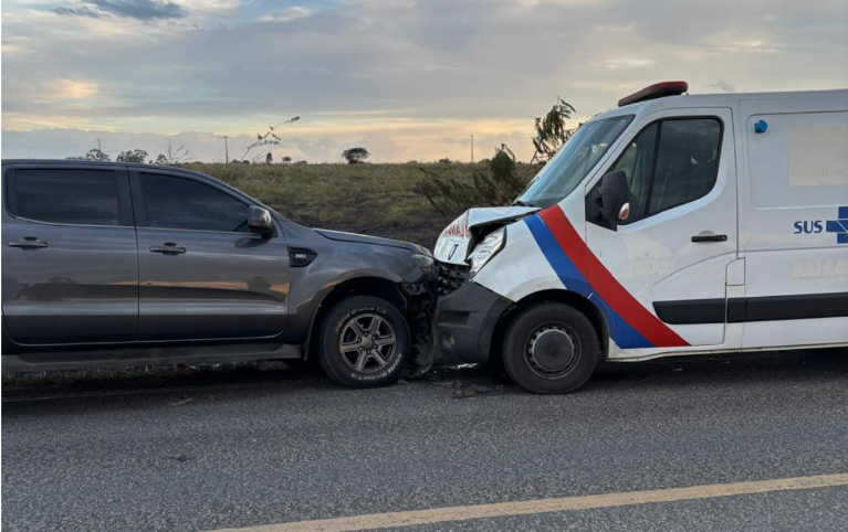 Colisão frontal deixam duas pessoas feridas na BA-250 entre Itiruçu e Entroncamento de Jaguaquara Colisão frontal deixam duas pessoas feridas na BA-250 entre Itiruçu e Entroncamento de Jaguaquara