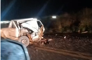 Colisão frontal entre carro e caminhão deixa uma vítima morta na BR-116, em Jaguaquara Colisão frontal entre carro e caminhão deixa uma vítima morta na BR-116, em Jaguaquara