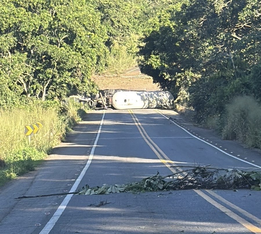 BR-330 é totalmente interditada após caminhão com gás tombar em Ubatã (BA) BR-330 é totalmente interditada após caminhão com gás tombar em Ubatã (BA)