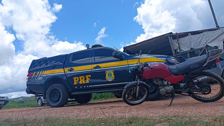 PRF recupera motocicleta roubada na cidade de Jitaúna