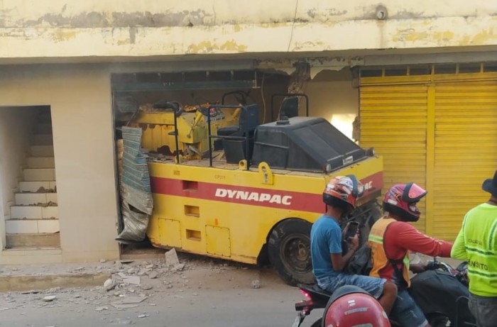 Jaguaquara: rolo compressor perde o freio e bate em casa comercial Jaguaquara: rolo compressor perde o freio e bate em casa comercial