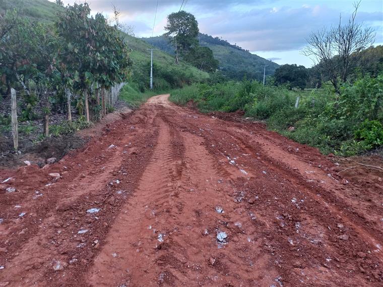 Prefeitura de Jitaúna realiza patrolamento e encascalhamento nas estradas da zona rural; Região de Cely Brito é atendida