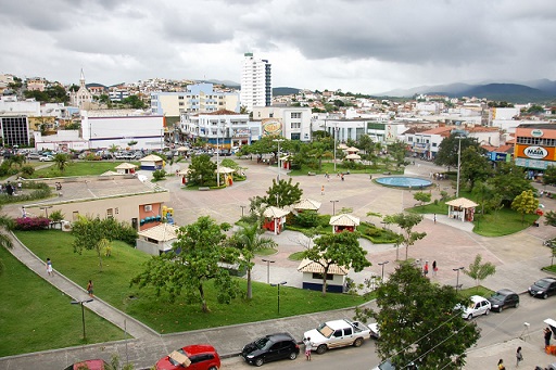 Morador de rua toma arma e atira em policial no centro de Jequié