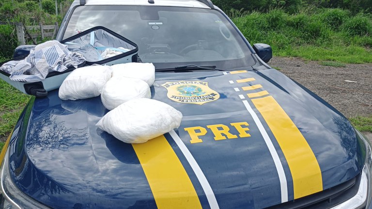 PRF apreende 10 Kg de cocaína durante abordagem a ônibus em Jequié