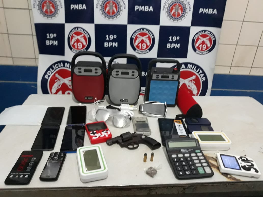 Polícia Militar apreende adolescente com vários celulares roubados