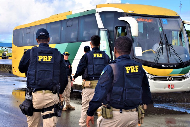 Jequié: Passageiro de ônibus é preso na BR 116 por perturbação da tranquilidade alheia, desobediência e ameaça