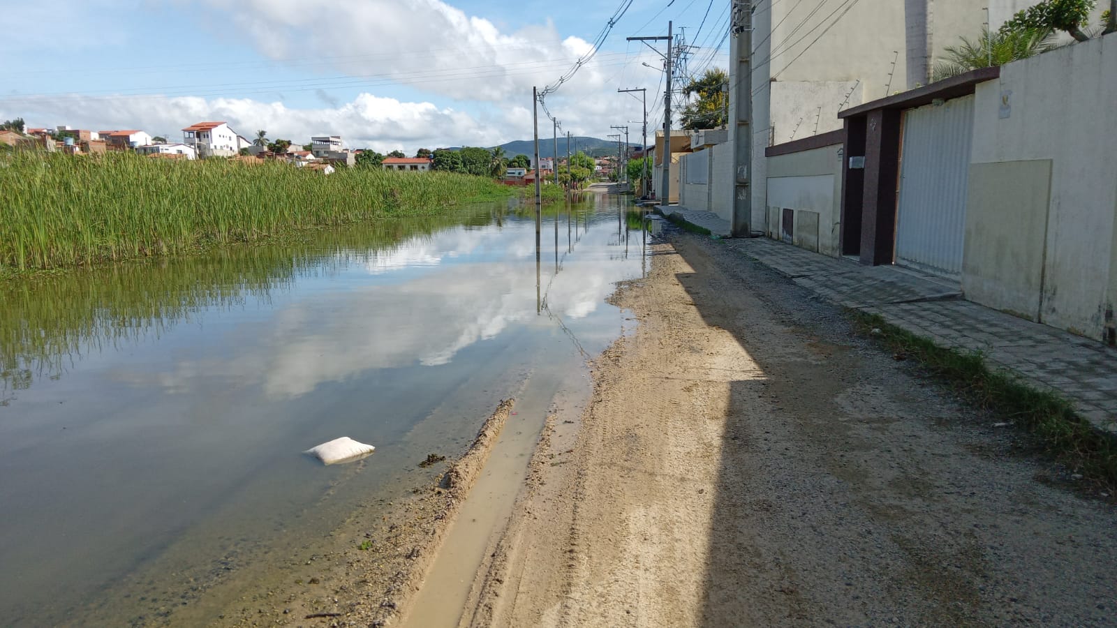 Lagoa do DERBA transborda e deixa ruas alagadas em Jequié