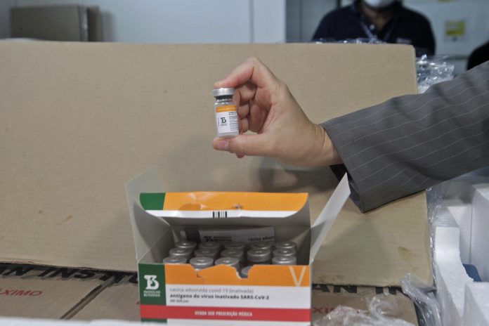 Bahia recebe mais 396 mil doses de vacinas, entre Sinovac e Astrazeneca