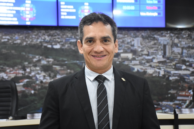 Gutinha defende pavimentação de ruas dos Loteamentos Senhor do Bonfim e Parque da Colina