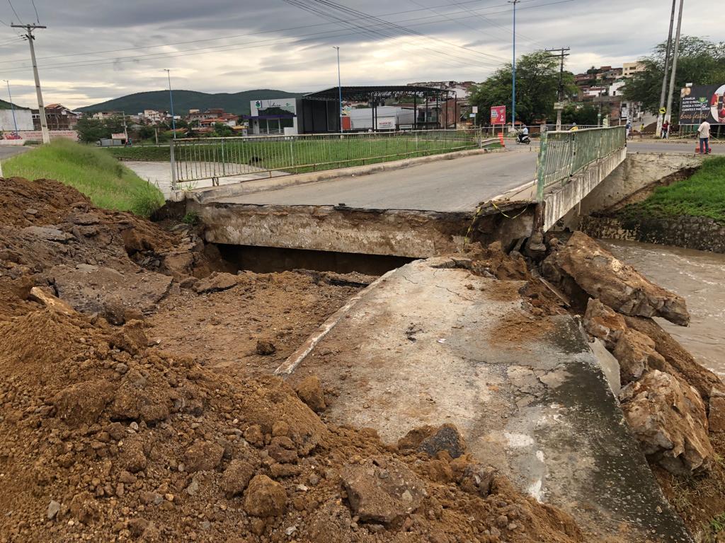 Enchente do Rio Jequiezinho provocou deslizamento de terra na cabeceira da ponte na Avenida Cesar Borges